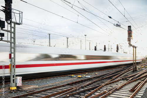 Bahn fährt über Schienen