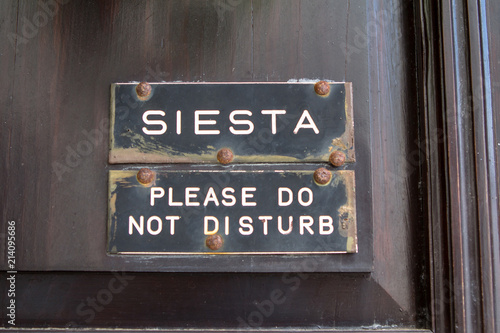 Siesta sign on the door