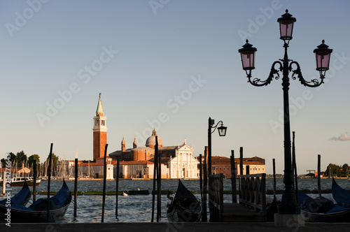 Venedig, Gondeln vor der Kulisse von Santa Maria Maggiore,