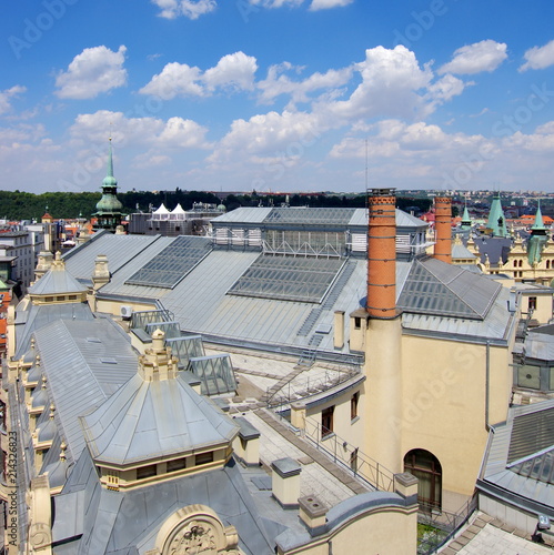 Zadaszenie Miejskiego Domu Reprezentacyjnego, Obecní dům – jeden z najsłynniejszych secesyjnych budynków w Pradze, stojący na pl. Republiki w sąsiedztwie Bramy Prochowej, naprzeciw Domu u Hybernów.