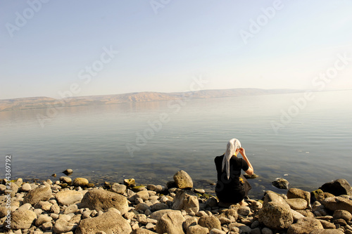 Frau am Ufer in Kapernaum, Lebensort Jesu Christi, See Genezareth, Kinnereth, Galiläa, Israel, Naher Osten, Vorderasien