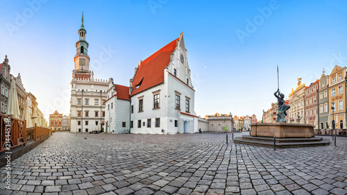 Panorama Starego Rynku w Poznaniu z zabytkowym budynkiem domu ważenia (waga miejska)
