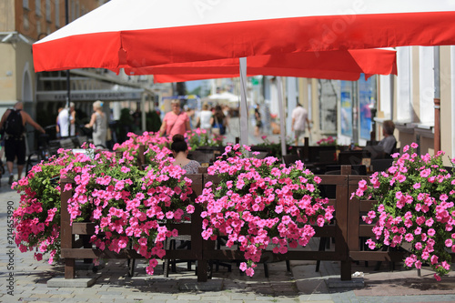 Restauracja z pięknymi kwiatami na zewnątrz w centrum miasta Opole.