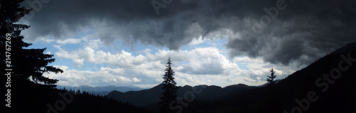 Rumunia, Karpaty Rumuńskie, przy schronisku Cabana Curmătura - ciemne, deszczowe chmury