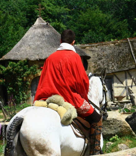 homme au moyen âge sur son cheval