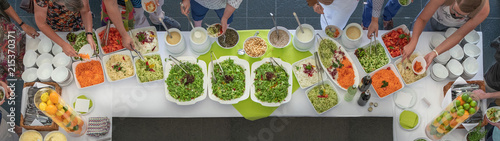 Vegetarisches Salat Buffet mit frischen Salaten und Gemüse für ein Catering mit Menschen die sich bedienen