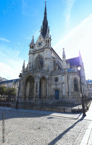 The Church of Saint-Bernard de la Chapelle is a Neo-gothic Roman Catholic church in the Goutte d'Or neighborhood of the 18th arrondissement of Paris .