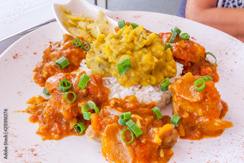 assiette créole, cari poisson au massalé, riz blanc, gros pois et rougail citron