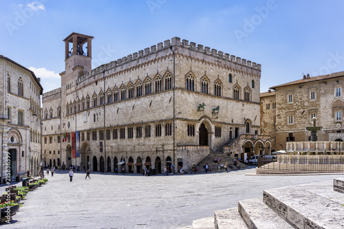 Schattenplätze vor dem Palazzo dei Priori in Perugia, Umbrien