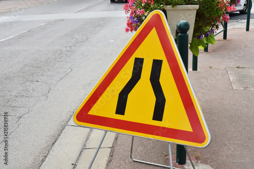 Panneau routier provisoire : chaussée rétrécie.