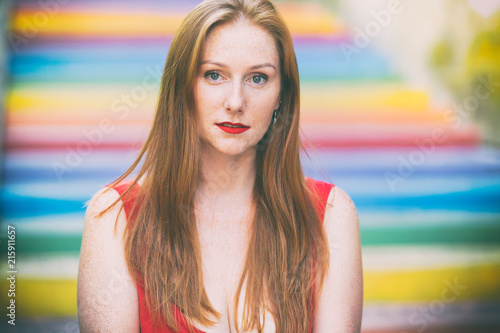Portret rudej dziewczyny z piegami w kolorach