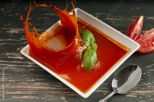 zupa pomidorowa z bazylią