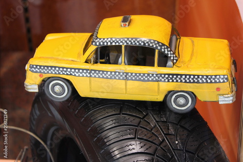 Modell eines gelben New Yorker Taxis auf einem Reifen