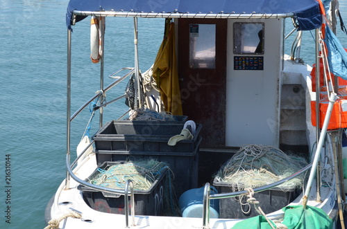 Skrzynie z sieciami na pokładzie rybackiego kutra