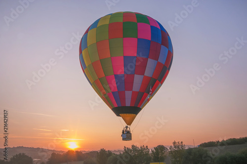 Splendida mongolfiera colorata in volo all'alba