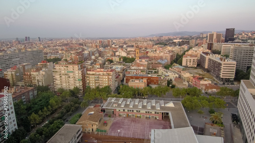 Drone en Barcelona, ciudad de Cataluña, España desde el aire