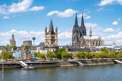 Köln Skyline mit Kölner Dom und Rathaus im Sommer