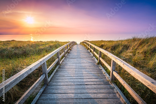 Holzsteg führt durch die Dünen zum Strand