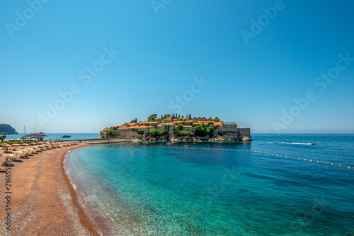 St. Stephan wyspa na Morzu Adriatyckim w Montenegro. Panoramiczny widok na plażę