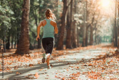 Kobieta Jogging na zewnątrz jesienią