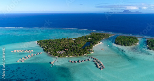 Wodny bungalow ucieka się przy wyspami, francuski Polynesia w widok z lotu ptaka
