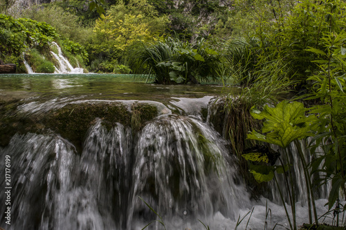 Croazia, 28/06/2018: cascate nel Parco nazionale dei laghi di Plitvice, uno dei parchi più antichi dello Stato, nella zona montuosa carsica della Croazia centrale al confine con la Bosnia Erzegovina