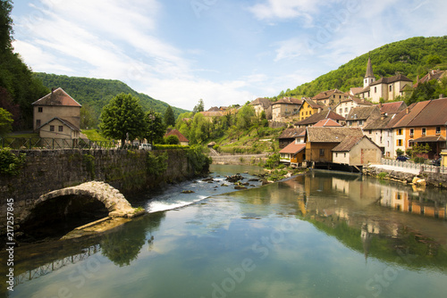 Petite cité de lods dans la vallée de la loue près de la rivière avec des reflets dans l'eau