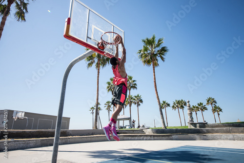 Baketball player making a dunk