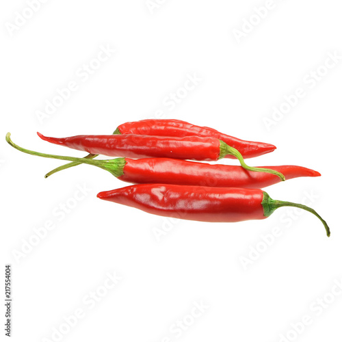 Cztery czerwone papryczki chili na białym tle
