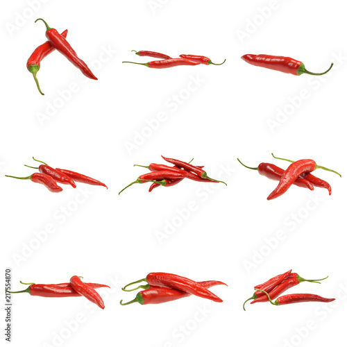 Pakiet czerwonych papryczek chili na białym tle