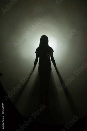 Silhouette einer jungen Frau im Gegenlicht 