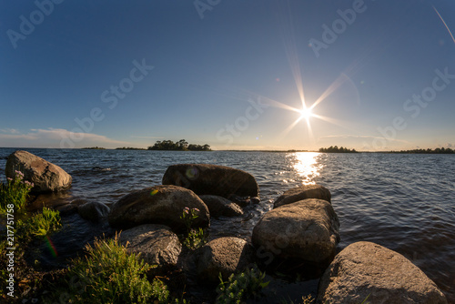 Große Stein an der Küste von Kalmar, Schweden, Wunderschöner Sonnenuntergang