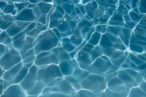 ein swimmingpool bei starker sonneneinstrahlung von oben aus der Vogelperspektive fotografiert