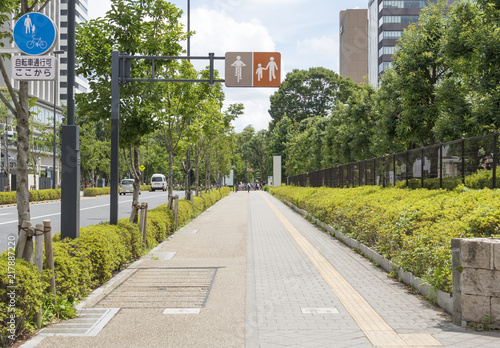 歩行者と自転車の通行指定がされた自転車歩行者道（歩道）