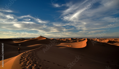 Sonnenuntergang auf einer Düne in der Wüste