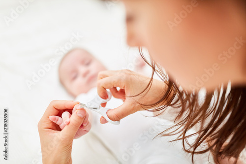 Mit Vorsicht Fingernägel von Baby schneiden