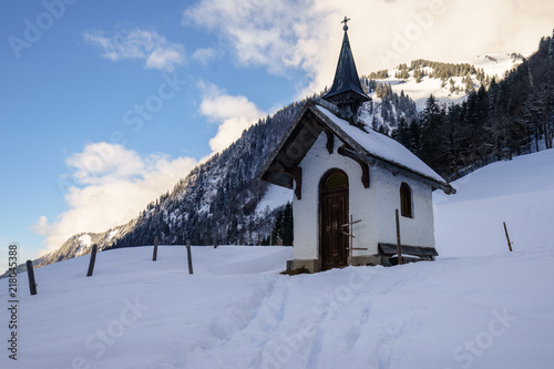 Christliche Kapelle bei Schnee