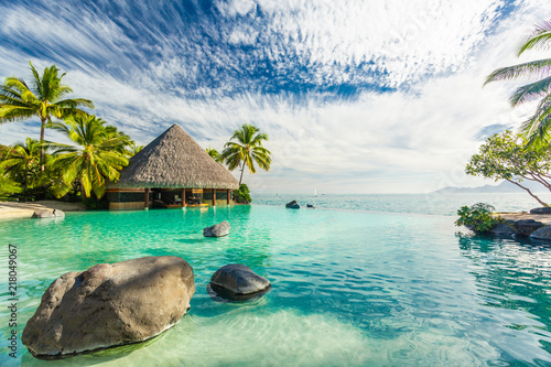 Basen bez krawędzi ze skałami palmowymi, Tahiti, Polinezja Francuska