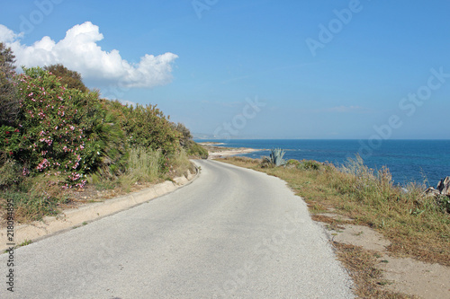 Paysage de Sicile, route en bord de mer