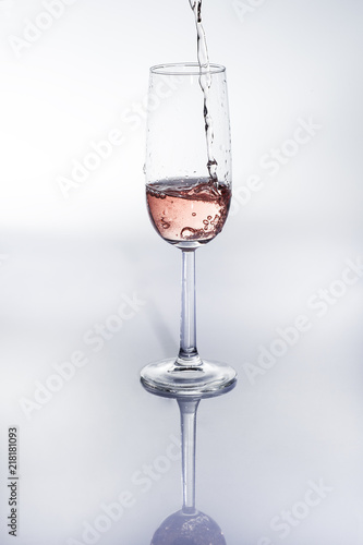różowe wino musujące w kieliszku