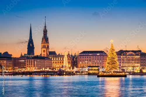 Skyline und Weihnachtsmarkt von Hamburg, Deutschland