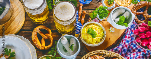 Oktoberfest ,bayerische Spezialitäten und Bier 