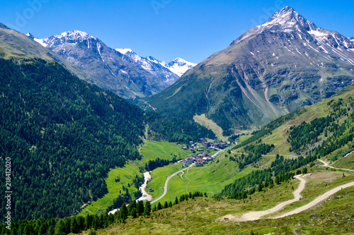 Dolina alpejska w Tyrolu z widokiem na Vent
