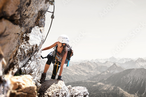 Dopasuj sportowy młoda kobieta wspinaczka górska