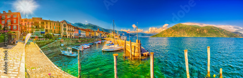 Promenade und Hafen in Cannobio am Lago Maggiore, Piemont, Italien 