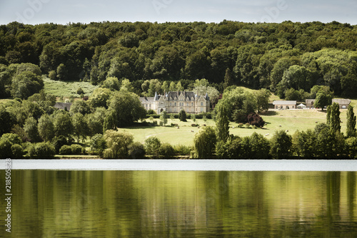 Château de Betteville au bord du lac de Pont L'Évêque en France