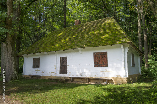 stary dom na skraju lasu