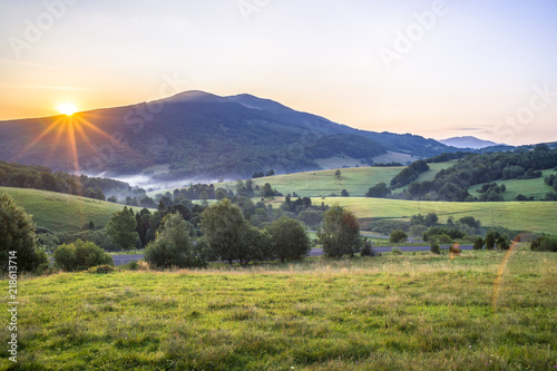 Bieszczady, Wschód słońca nad Połoniną Caryńską widok z przełęczy Wyżnej w oddali Tarnica