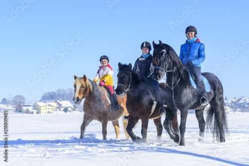 gutgelaunt mit den Pferden im Schnee unterwegs