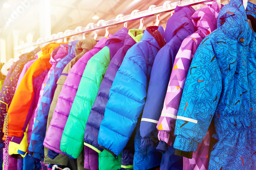 Zimowa dziecięca kurtka sportowa na wieszaku w sklepie